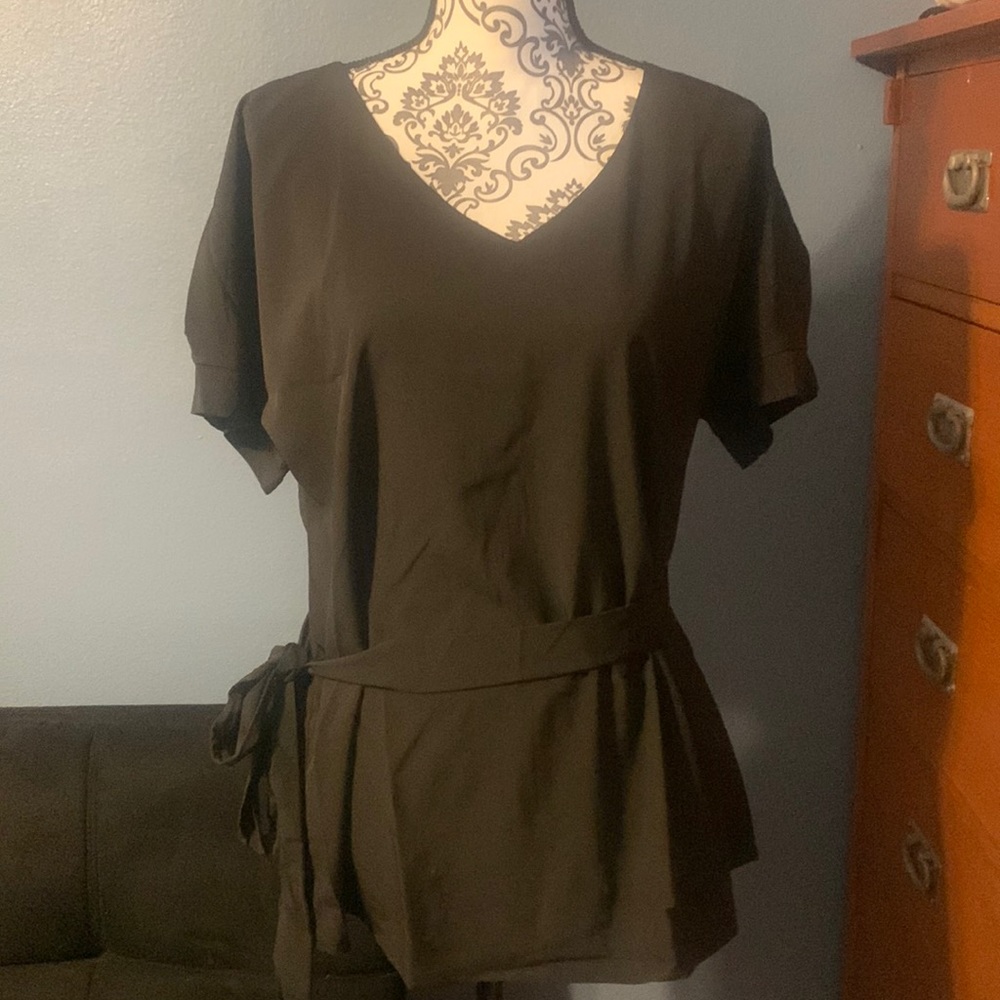 🔥NWT stylish boutique black belted blouse❤️